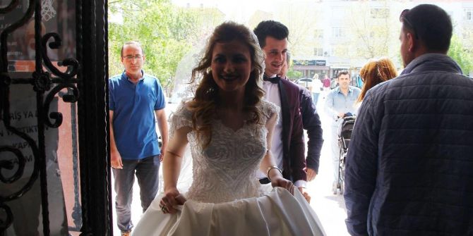 Gelinlik Ve Damatlıkla Sandığa Gittiler