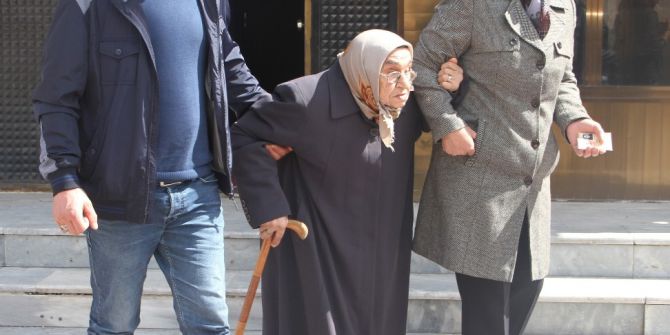 Asırlık Nine Yakınlarının Yardımıyla Geldiği Okulda Oyunu Kullandı