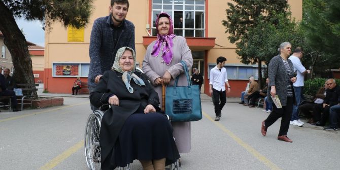 85 Yaşındaki Emekli Öğretmen Sandık Başına Koştu