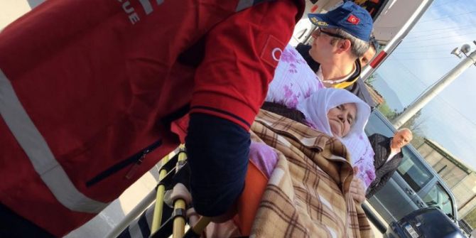 Bakan Özlü’nün Annesi Ambulansla Oy Kullanmaya Gitti
