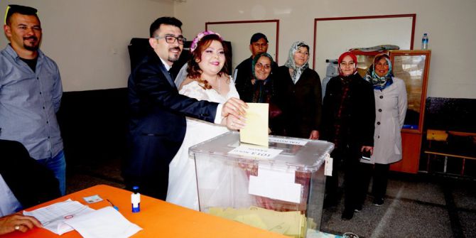 Gelinlik Ve Damatlıklarıyla Oy Kullandılar
