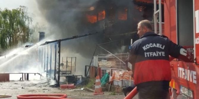 Yıldırım Düşen İş Yeri Alev Alev Yandı