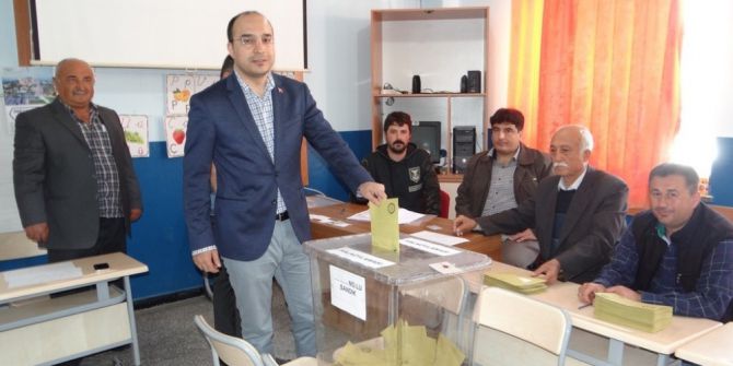 Gölpazarı’nda Bürokratar Ve Siyasi Parti Temsilcileri De Çeşitli Sandıklarda Oylarını Kullandı