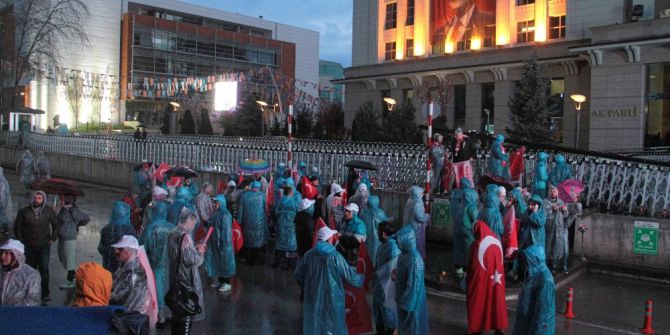 Partililer, Başbakan Yıldırım’ın Balkon Konuşmasını Bekleniyor