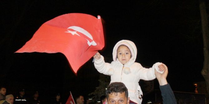 Afyonkarahisar’da Yağmura Rağmen ‘Evet’ Kutlaması