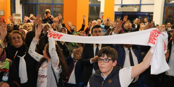Ak Parti Gaziantep İl Binasında ’Evet’ Coşkusu