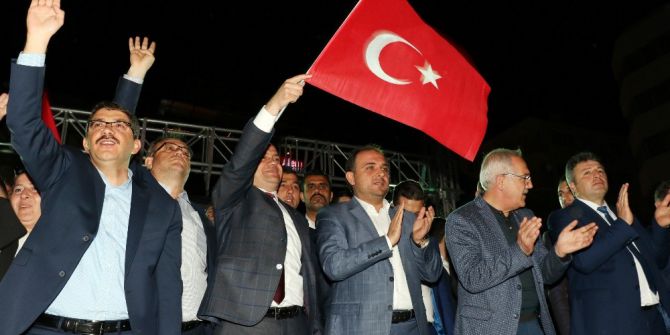 Manisa’da ’Evet’ Kutlamaları