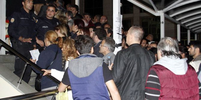 Sandık Görevlileri Adliye Önünde Kuyruk Oluşturdu