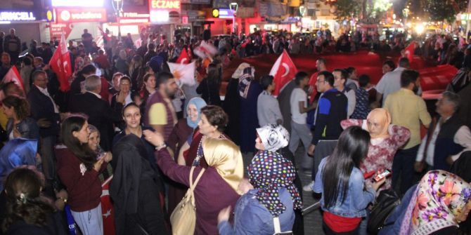 Evet’i Göbek Atarak Kutladılar