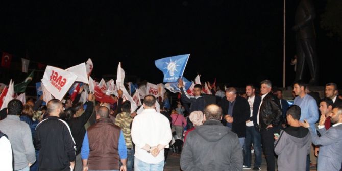 Ayvalık Ak Parti’de ‘Evet’ Coşkusu