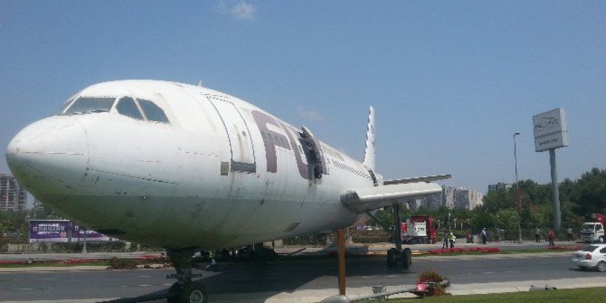 Yolda Uçak Gören Vatandaşlar Neye Uğradığını Şaşırdı