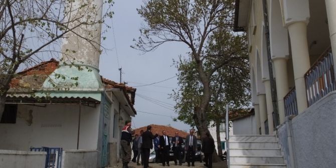 Burhaniye’de Cami İle Minaresi Arasından Yol Geçiyor