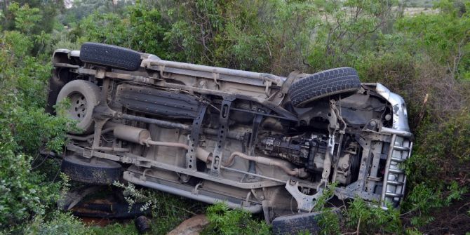 Uçuruma Yuvarlanan Kamyonet Ağaçlara Takılı Kaldı: 2 Yaralı