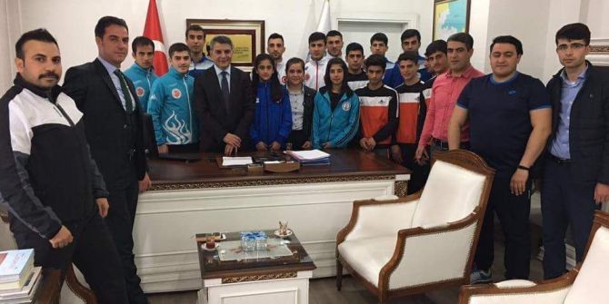 Kaymakam Özkan’dan Başarılı Sporculara Ödül