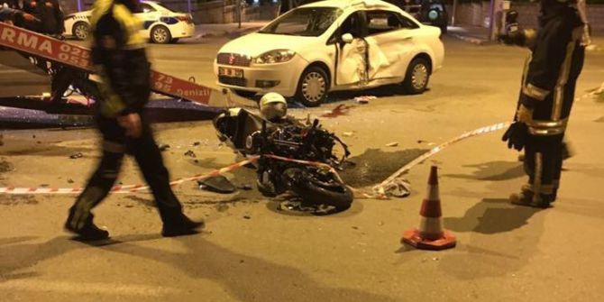 Kırmızı Işıkta Geçip Otomobile Çarptı: 1 Ölü, 1 Yaralı