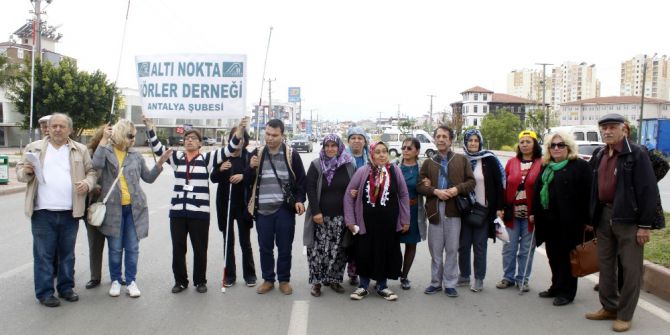 Görme Engelli Vatandaşlar, Arkadaşlarının Öldüğü Yolu Trafiğe Kapattı