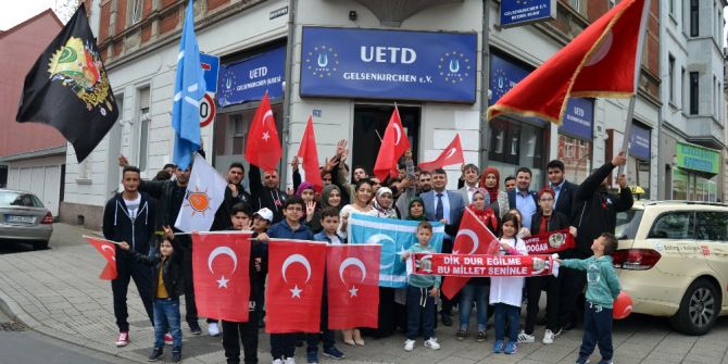 Almanya’daki Türklerin ’’Evet’’ Sevinci Sokaklara Taştı