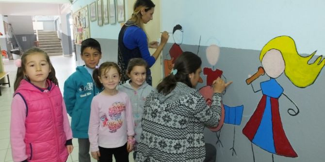 Kucağında Çocuğu İle Okulda Resim Yaptı