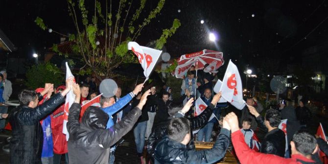 Referandum Sonucu Kosova’da Coşkuyla Kutlandı