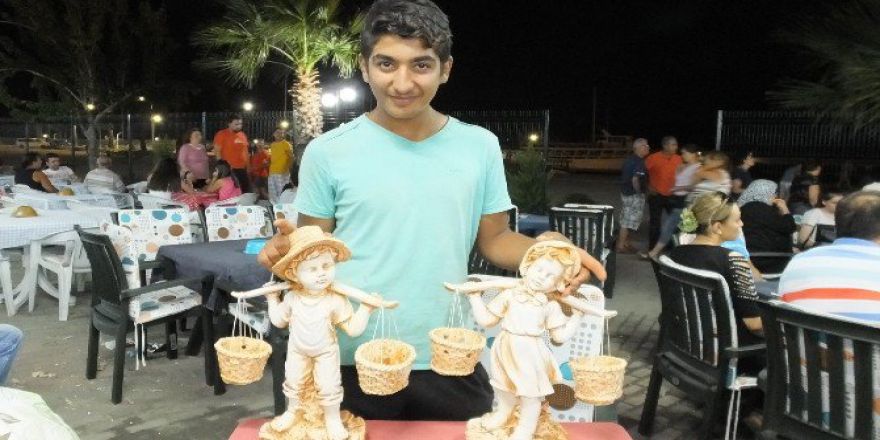 Burhaniye’de Heykeller Üniversiteli Ferit’e Harçlık Olacak