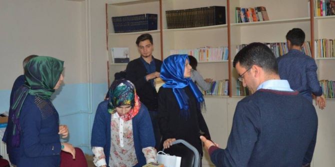 Üniversite Öğrencilerinden İlkokul Kütüphanelerine Destek