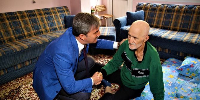 Duygulandıran Ziyarette Anlamlı Hediye