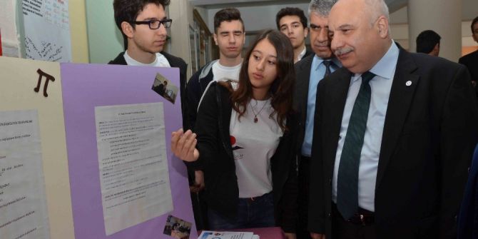 Rektör Gönüllü Bilim Fuarını Gezdi