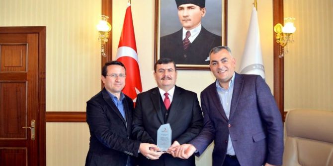 Kızılaydan, Vali Arslantaş’a Kan Bağışı Desteği İçin Teşekkür Plaketi