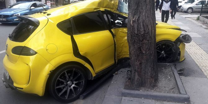 Kontrolden Çıkan Otomobil Ağaca Çarparak Durabildi