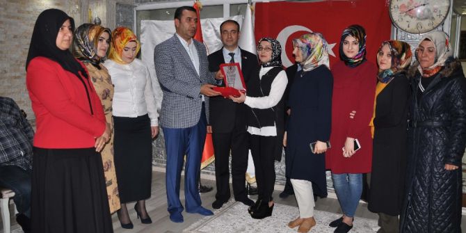 Diriliş Gençlik Derneğinden ’Referandum’ Plaketi