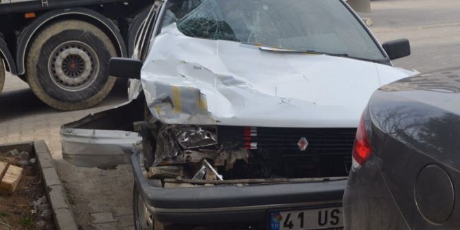 Otomobil Tıra Çarptı: 4 Yaralı