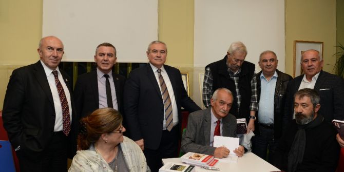 Kent Tarihçisi Çimrin Kitaplarını İmzaladı