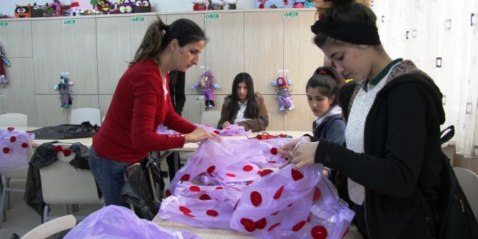 Çöp Poşetleriyle 23 Nisan’a Hazırlanıyorlar