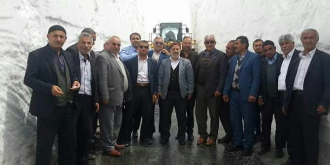 Bahçesaray Yolunda Kar Temizleme Çalışması