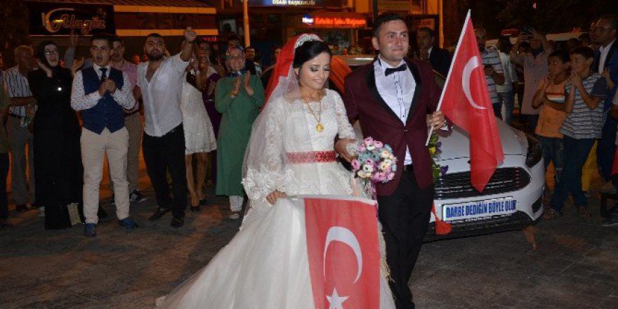 Gelin Ve Damat Demokrasi Nöbetinde