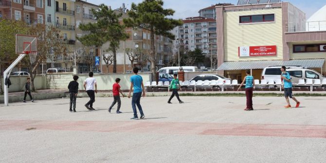 Karaman’da Öğrencilerden Açık Alan Basketbol Sahasına Yoğun İlgi