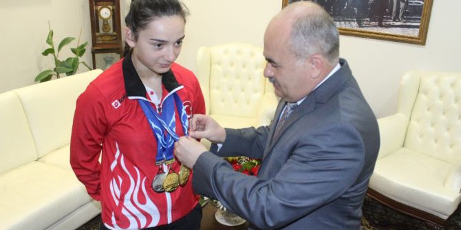 Düzce Valisi Dağlı, Dünya Şampiyonunu Ödüllendirdi