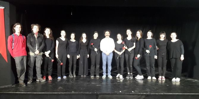 İzmek’in Tiyatro Kursiyerleri Büyük Alkış Topladı