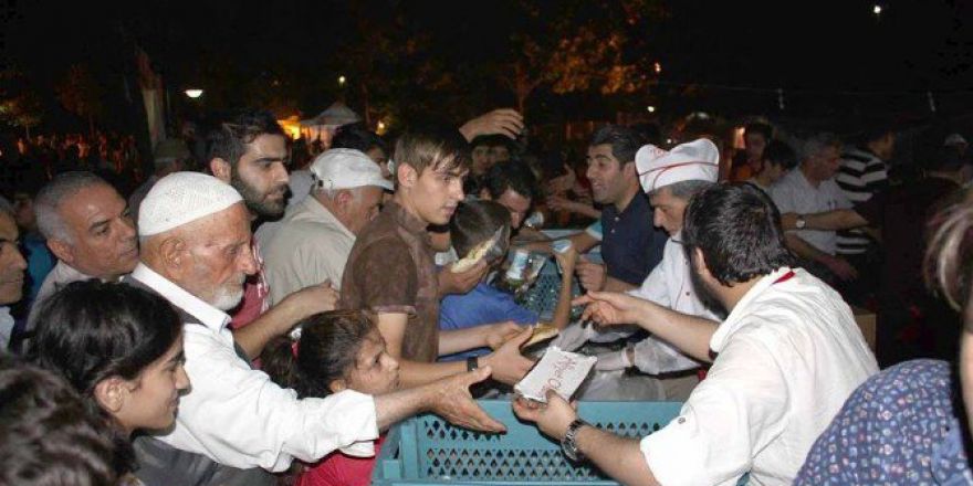 Demokrasi Nöbeti Tutan 3 Bin Kişiye Yemek İkramı