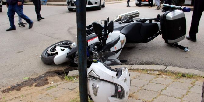 Motosikletli Polis Kazada Yaralandı