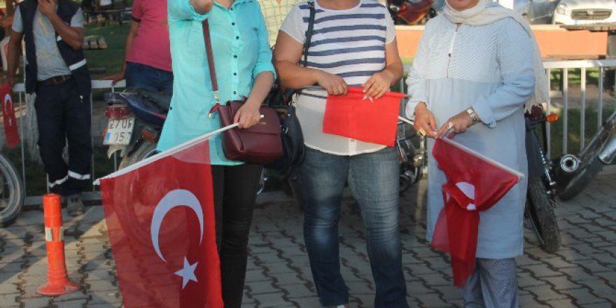 Harranlı Kadınlar Her Eve Türk Bayrağı Dağıtıyor
