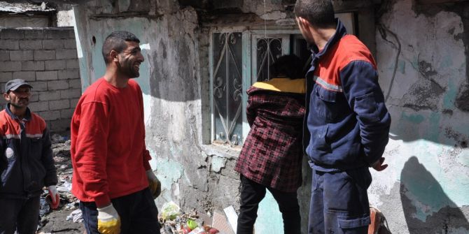 Çöplerini Vermemek İçin Kendini Kapıya Zincirledi