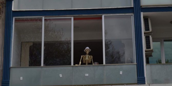 Dikkat Pencerede İskelet Var