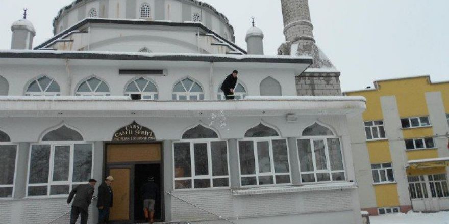 26 Yıllık İmam, Kızının Düğününde Kalbine Yenik Düştü