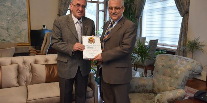 Araştırmacı Yazar Şiyak, Vali Güvençer’e Kitabını Hediye Etti