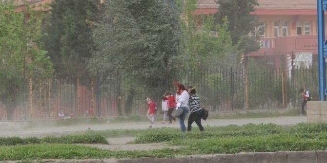 Silopi’de Fırtına Öğrencilere Zor Anlar Yaşattı