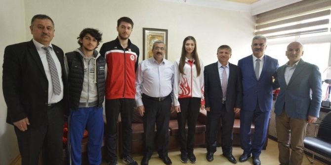 Şampiyon Sporcular Ödüllendirildi