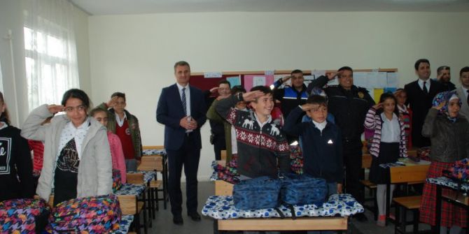 Tdp’den Okul Öğrencilerine Kırtasiye Yardımı