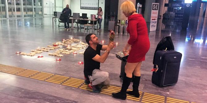 Uçaktan İner İnmez Evlenme Teklifi İle Şok Oldu