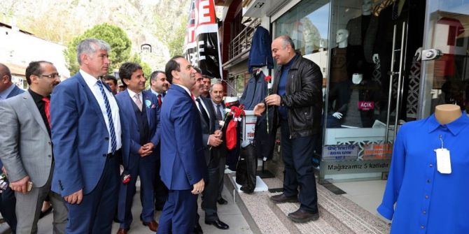 Yöneticilerden Esnaflara Turizm Haftası Çiçeği